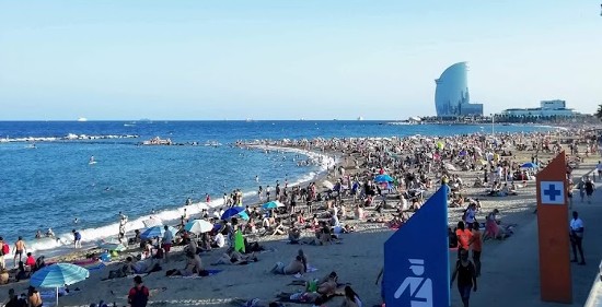 Folla estiva in spiaggia a Barceloneta